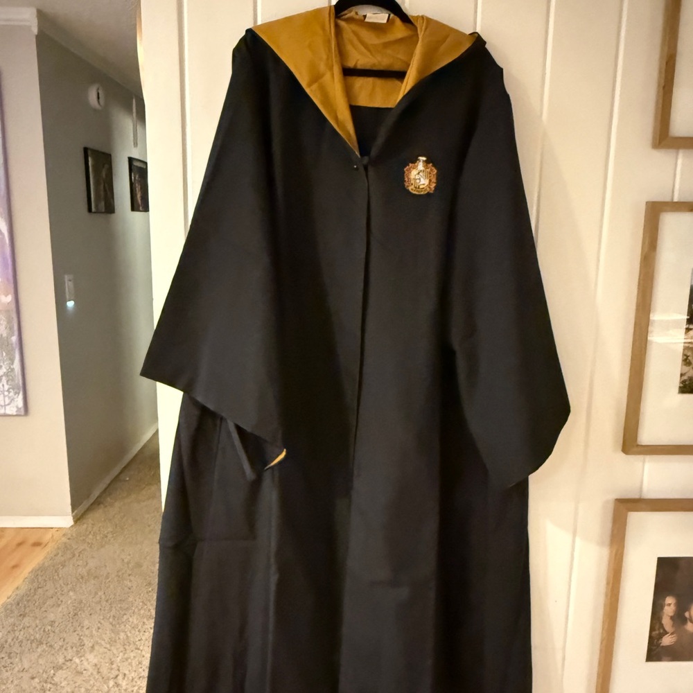 Brand new from universal Black and Gold hufflepuff Hooded Hogwarts Cloak